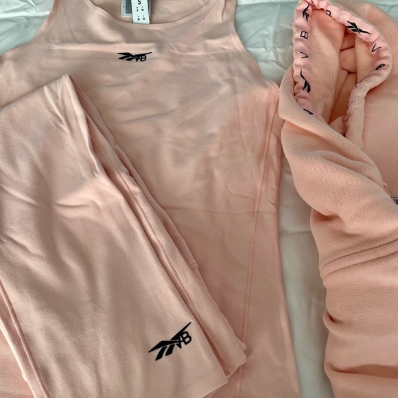 Victoria Beckham Reebok Coral Glow Set - Picture 3 of 5